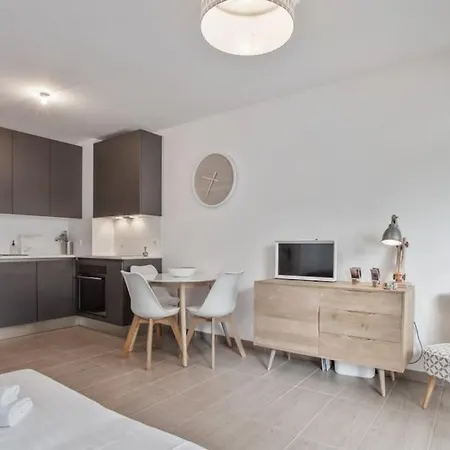 Le Bay Side Plein Coeur De Juan Les Pins En Bord De Mer, Pour Familles Ou Petits Groupes *