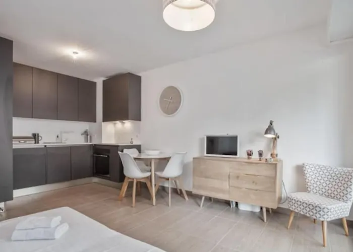 Le Bay Side Plein Cœur De Juan Les Pins En Bord De Mer, Pour Familles Ou Petits Groupes Antibes