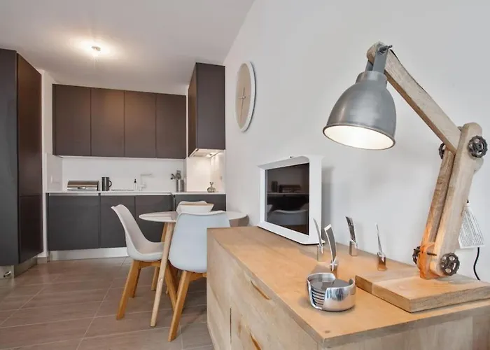 Appartement Le Bay Side Plein Cœur De Juan Les Pins En Bord De Mer, Pour Familles Ou Petits Groupes *