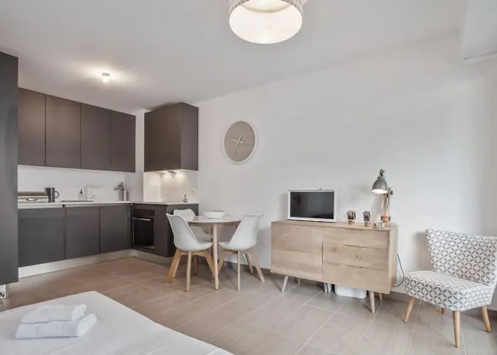 Le Bay Side Plein Coeur De Juan Les Pins En Bord De Mer, Pour Familles Ou Petits Groupes *